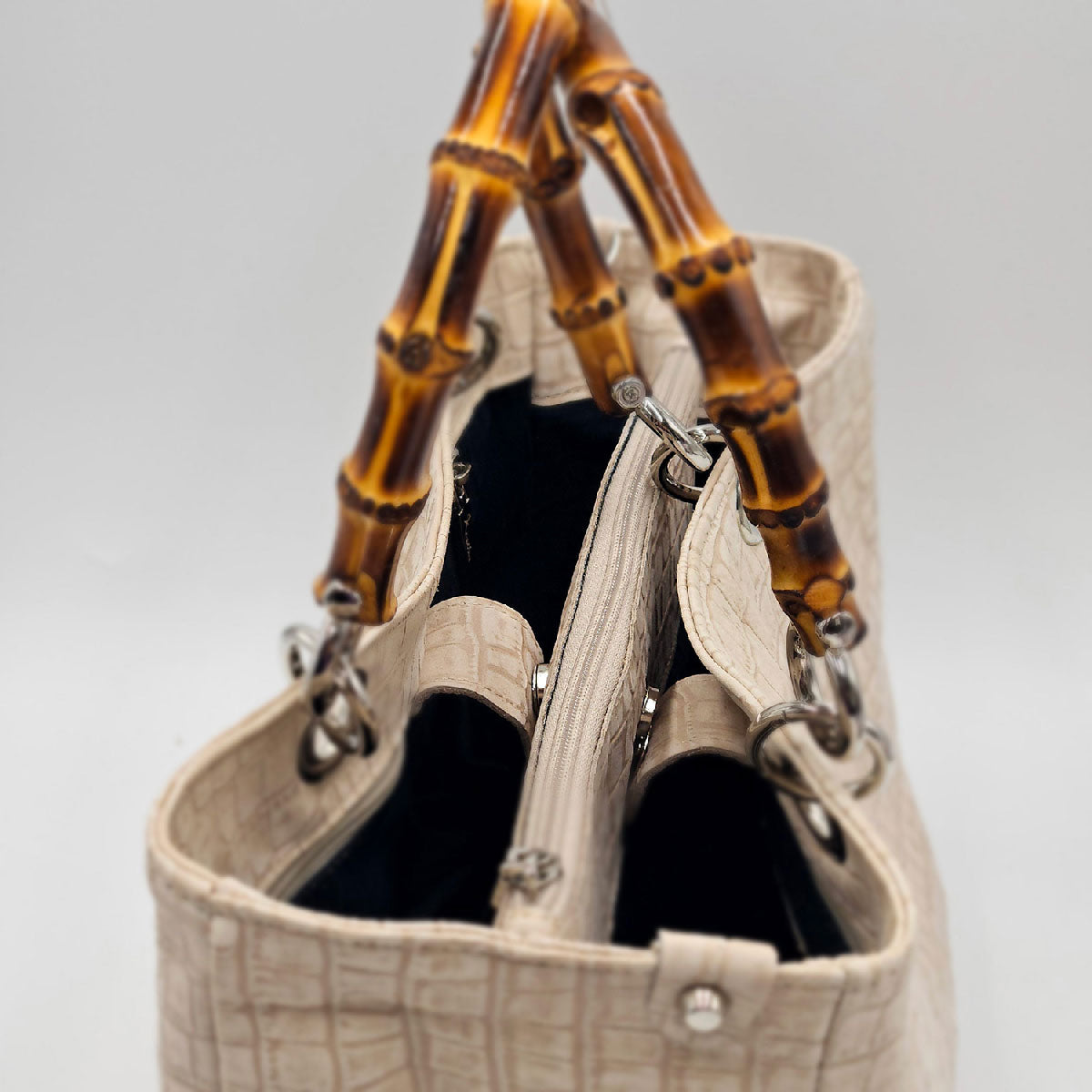 Borsa Kali – Vitello Stampa Coccodrillo Beige Velour con Manici Bamboo | Kinthia Bag