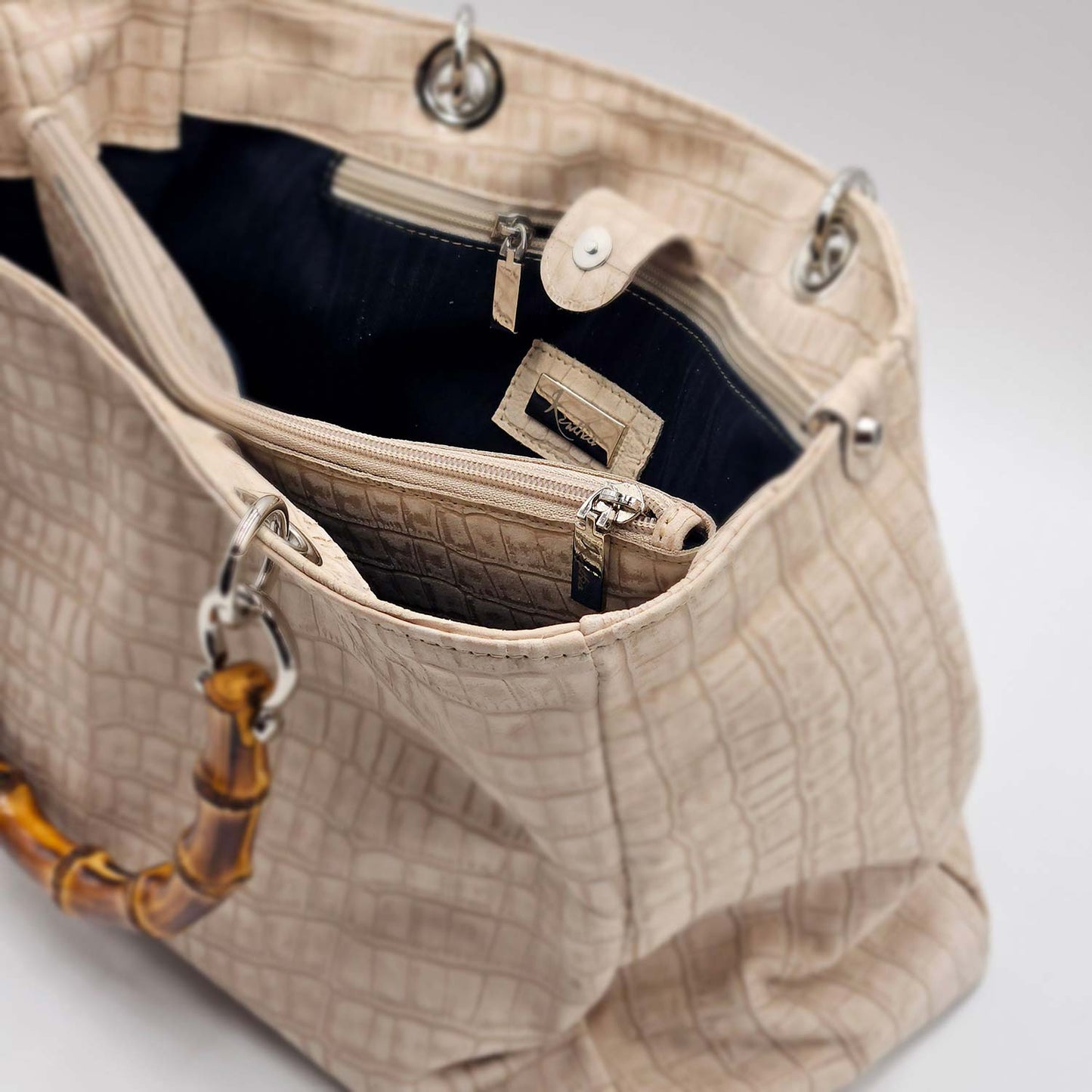 Borsa Kali – Vitello Stampa Coccodrillo Beige Velour con Manici Bamboo | Kinthia Bag