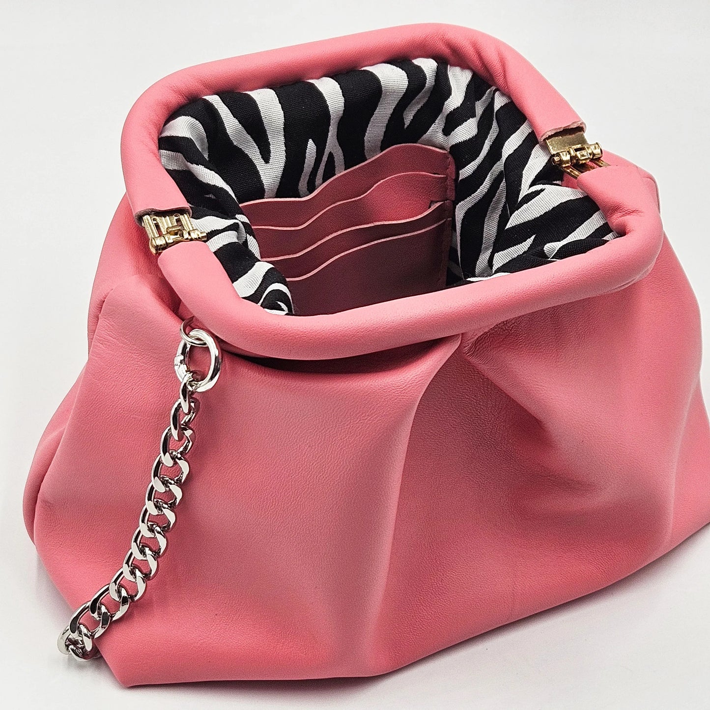 Borsa a Tracolla Pochette in Pelle Rosa Artigianale con Catena – Nuvola Mini | Kinthia