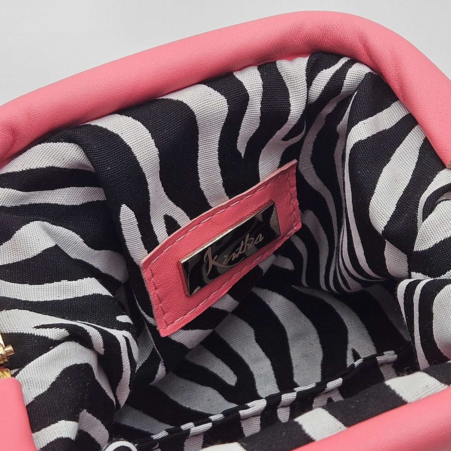 Borsa a Tracolla Pochette in Pelle Rosa Artigianale con Catena – Nuvola Mini | Kinthia