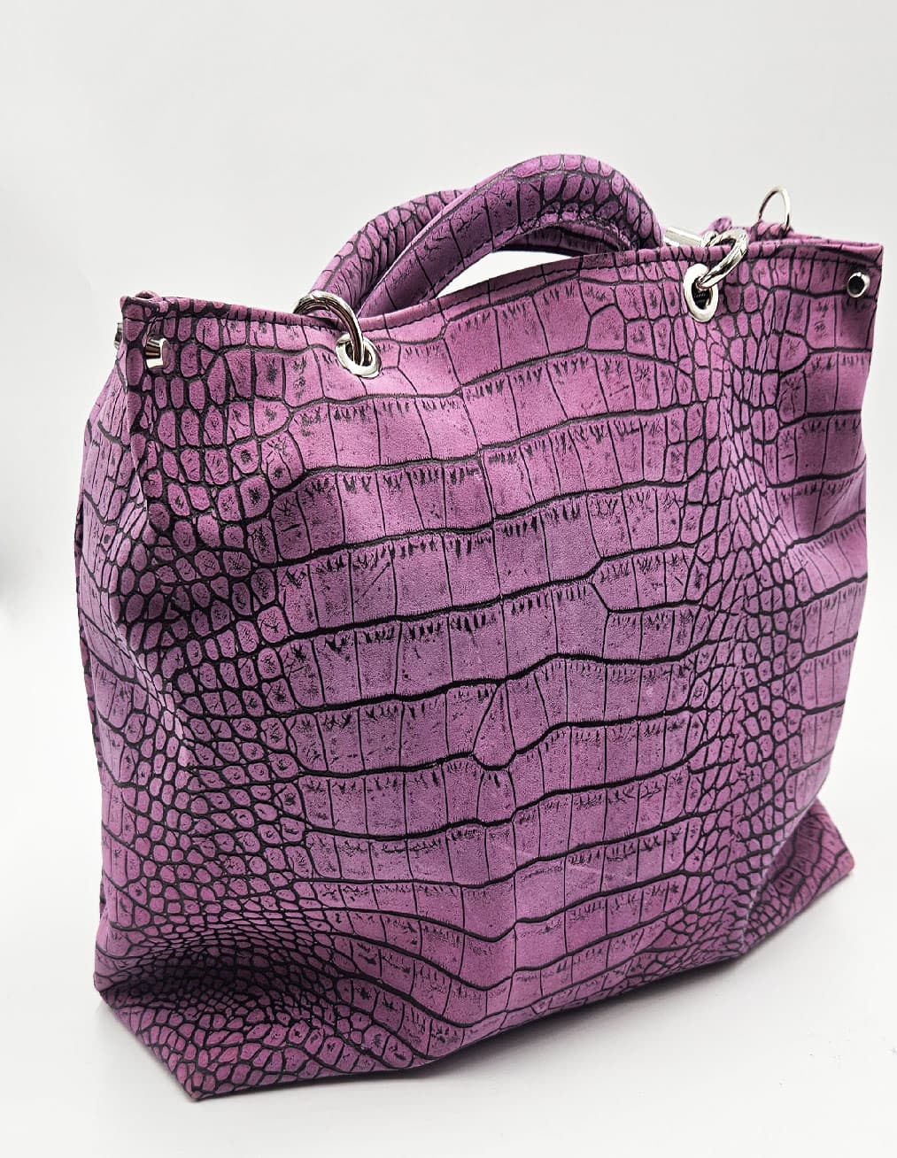 Vista laterale della borsa Kali malva stampa cocco con dettagli metallici.